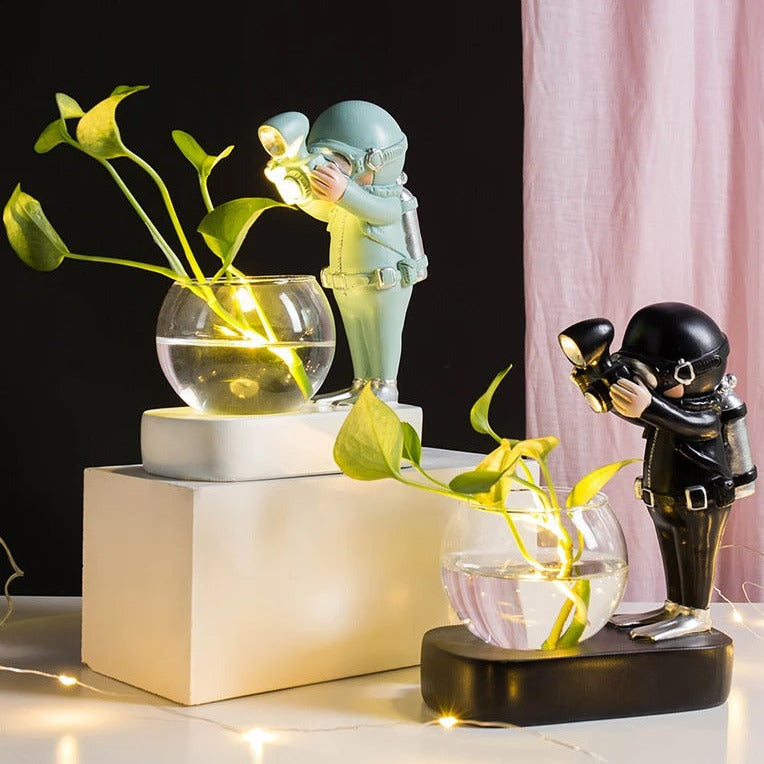 Creative Glass Vase Resin Astronaut Diver Ornaments Flower Vases Hydroponics Desktop Decor Flowers LED Light Pluggable Battery