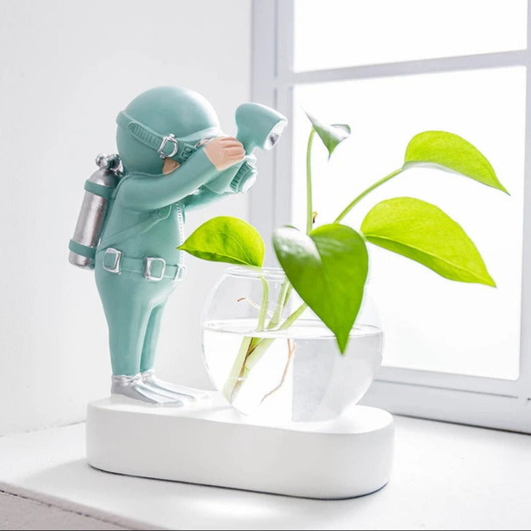 Creative Glass Vase Resin Astronaut Diver Ornaments Flower Vases Hydroponics Desktop Decor Flowers LED Light Pluggable Battery